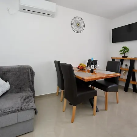 Apartman Petra דירה ביבינייה