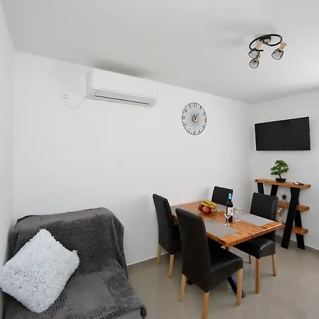Apartman Petra דירה ביבינייה